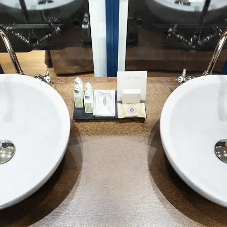 Le Robinet D'or Canal Saint Martin Hotel